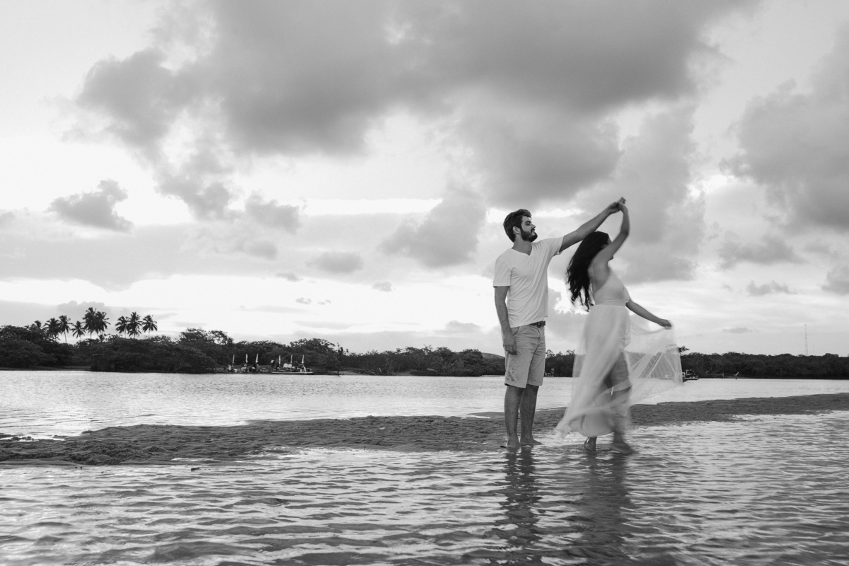 Ensaio pre wedding de Cassia e Lucas na praia de Maracaipe Pernambuco por do sol