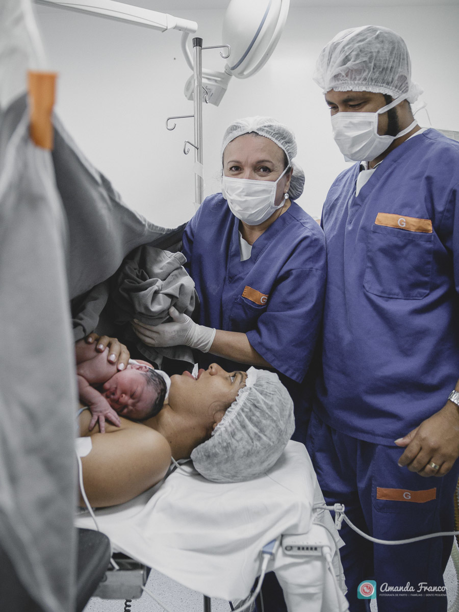 Essa aí é a Dra. Ana, mal ela sabe que quando o plantão da neonatologia é dela, eu pulo de alegria. Contato pele a pele, cheiros, beijos e reconhecimento antes da avaliação gentil que acontece na mesma sala da mãe. Amor, amor!