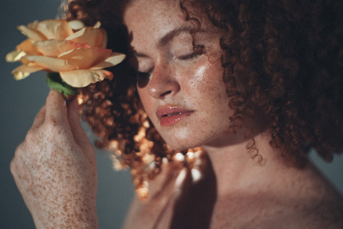 beleza, mulheres, mulher, preta, ruiva, cabelo cacheado, editorial, palmas, tocantins, copo de leite, ensaio de estudio, fotogrado premiado, beauty, publicidade, cabelo,