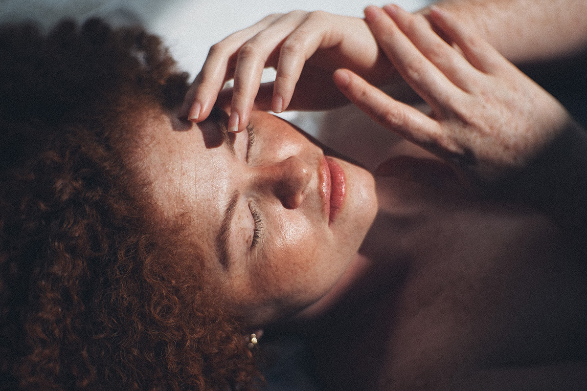 beleza, mulheres, mulher, preta, ruiva, cabelo cacheado, editorial, palmas, tocantins, copo de leite, ensaio de estudio, fotogrado premiado, beauty, publicidade, cabelo,