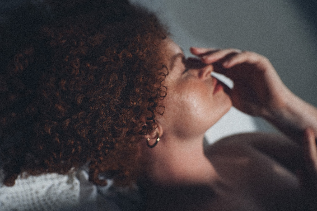 beleza, mulheres, mulher, preta, ruiva, cabelo cacheado, editorial, palmas, tocantins, copo de leite, ensaio de estudio, fotogrado premiado, beauty, publicidade, cabelo,