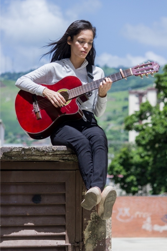 valentina-sentada-guitarra5