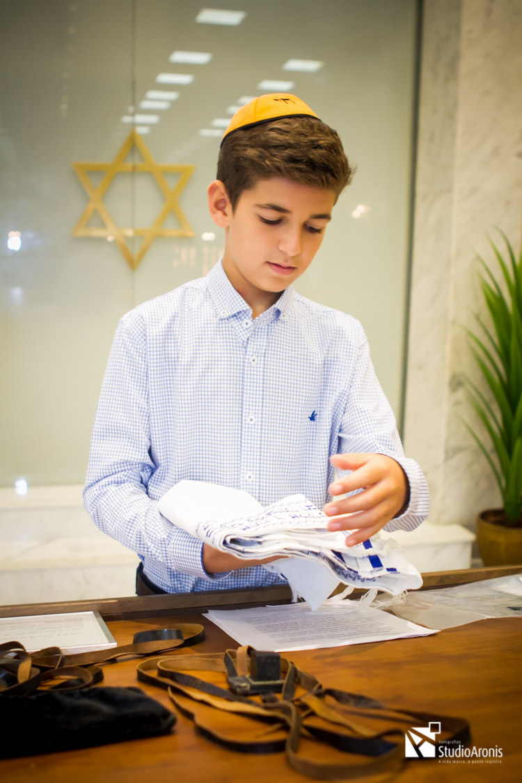Menino de 13 anos chegando a idade do Bar Mitzvah