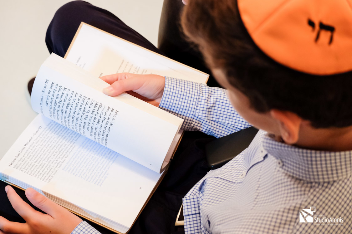 Estudando a Torah para o Bar Mitzva