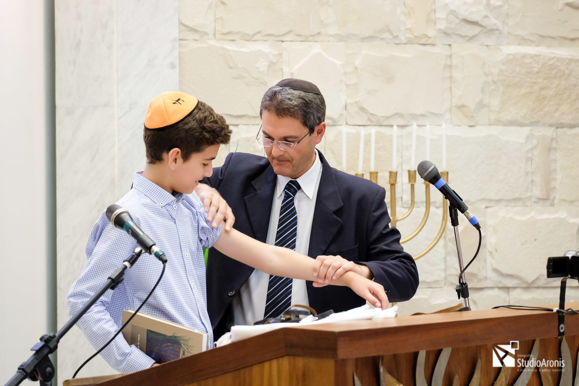 Colocando o Tefilin no Bar Mitzvah na Sinagoga Sibra em Porto Alegre, Rio Grande do Sul