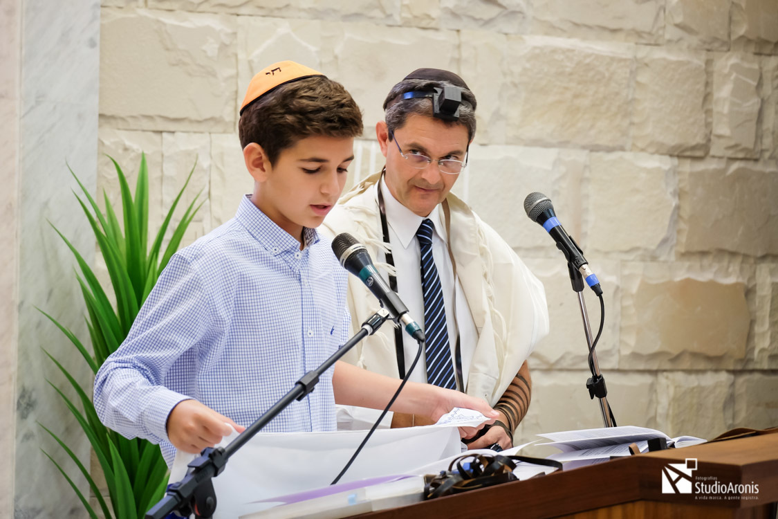 Colocando o Talid, manto sagrado, junto com o Rabino Guershon da Sinagoga Sibra, em ocasião do Bar Mitzvah do Gustavo