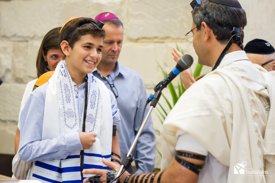 Momento do Tefilin no Barmitzvah na Sinagoga Sibra RS
