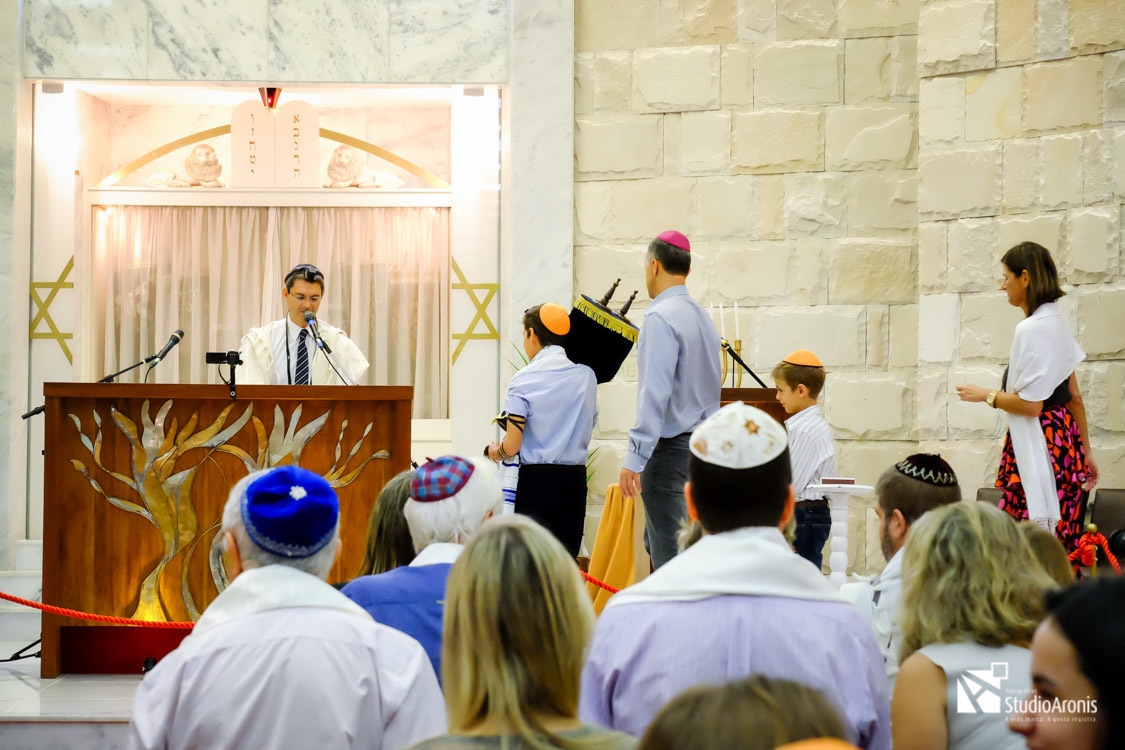 Menino de 13 anos levando a Torah na Sinagoga no seu Bar Mitzvah