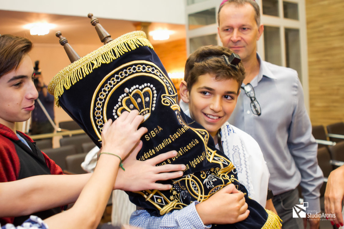 Gustavo levando a Torah na Sinagoga no seu Bar Mitzvah