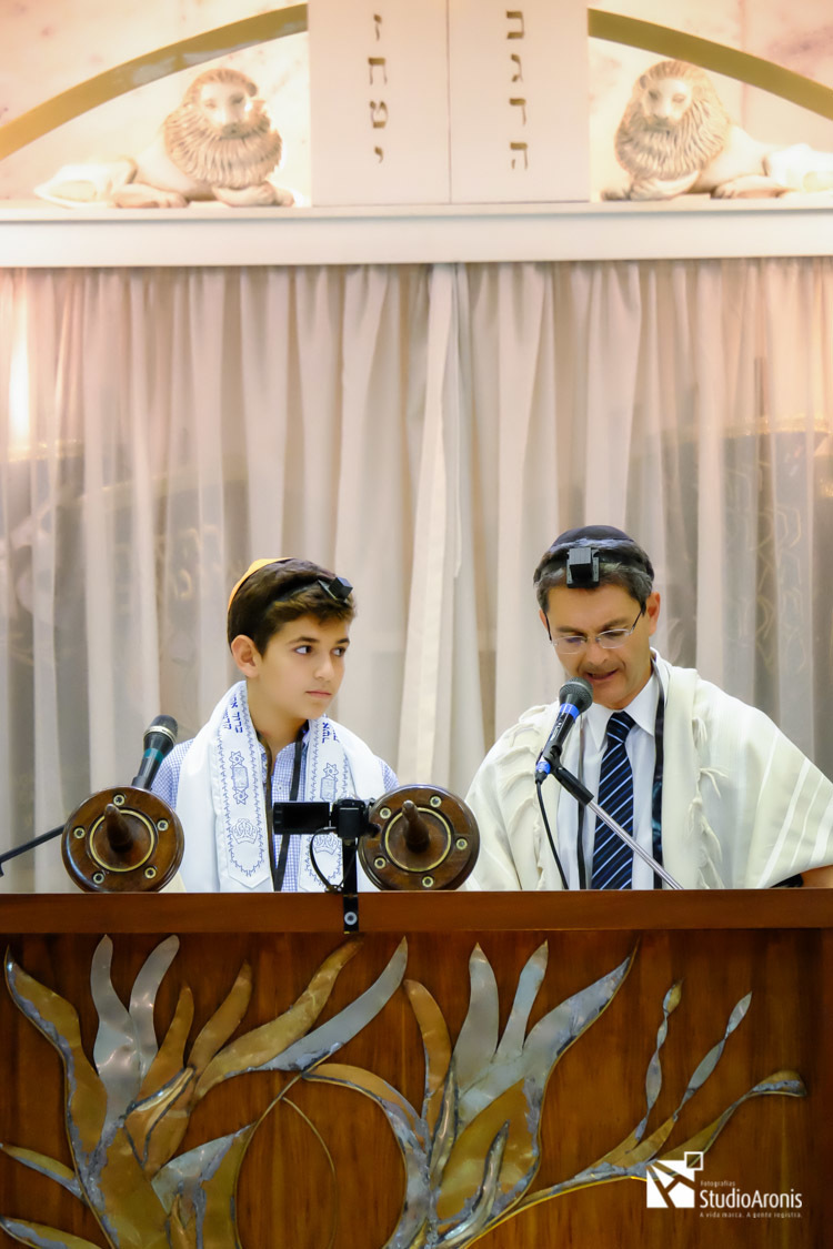 Estúdio Fotográfico especializado em registro de Bar e Bat Mitzvah e demais eventos judaicos. Leitura da Torah junto com o Rabino Guershon Kwasniewski. Talid. Tefilin. Judaísmo.