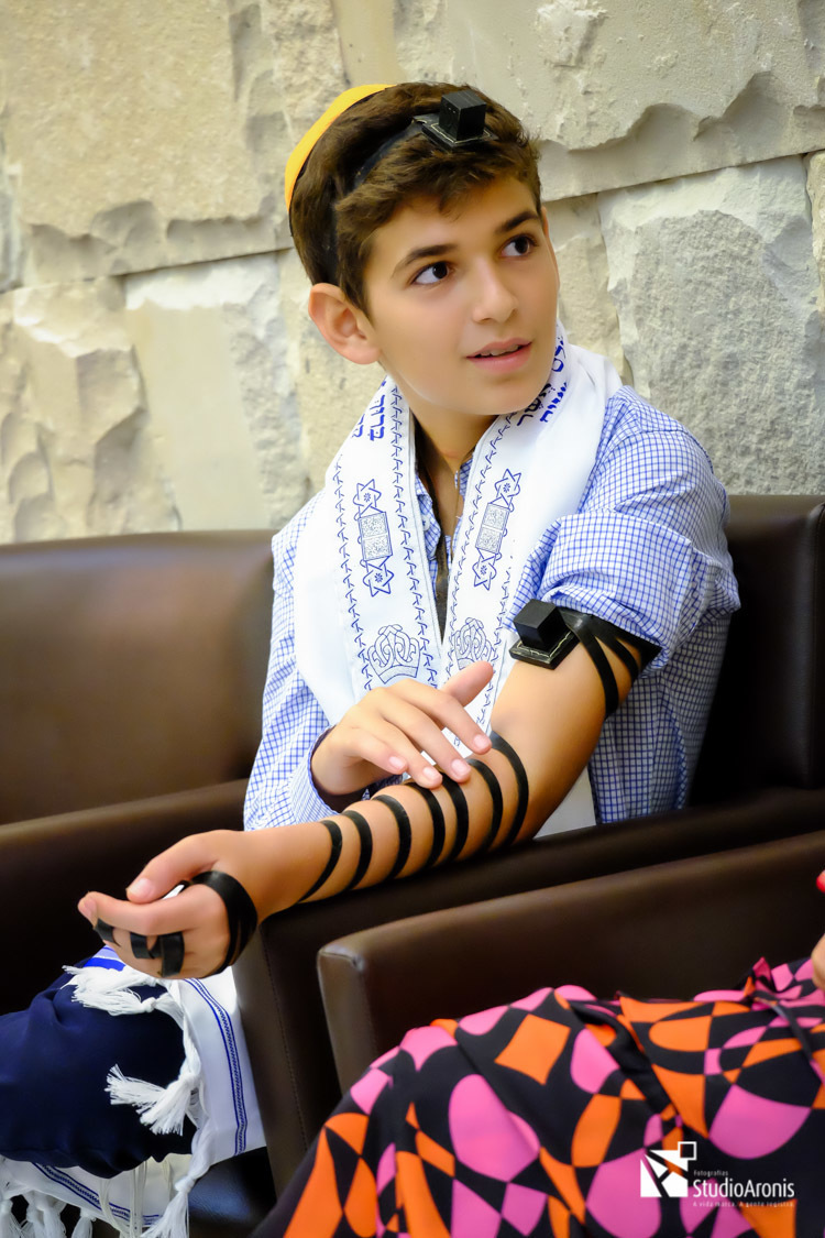 Menino fazendo Bar Mitzvah, vestindo talit e tefilin na sinagoga em Porto Alegre, Rio Grande do Sul, Brasil.