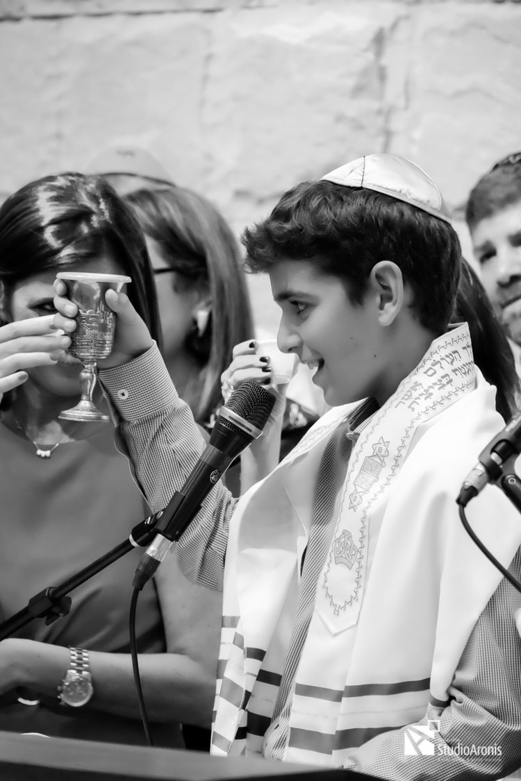 Bar Mitzvah realizando Kidush no Shabat da Sibra