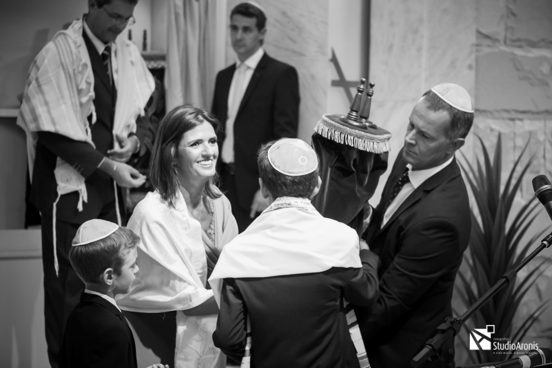 Ledor Vador - de geração em geração - Tradição judaica - A Torah livro sagrado dos judeus passando de geração em geração - dos pais para o filho - Bar Mitzvah