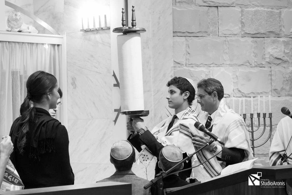 Torah - Livro Sagrado - Sendo levantada - Fotografia em Preto e Branco durante Barmitzva na Sinagoga Sibra