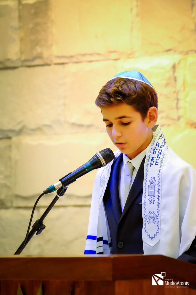 Reza Bar Mitzvando - Vestindo Talid na Sinagoga - Jewish - maioridade judaica - Tradição - aniversário de 13 anos