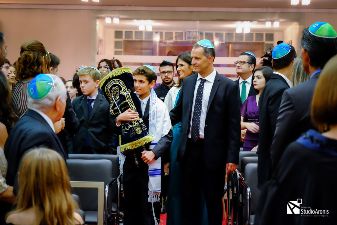 Volta com a Toráh na Sinagoga durante o Bar Mitzvah - 13 anos