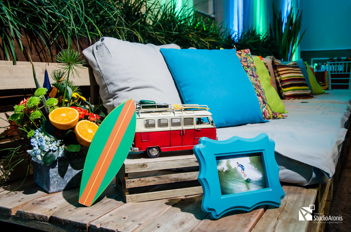 Decoração com tema de praia e surf em Bar Mitzvah, com porta-retrato e sofás de pallet