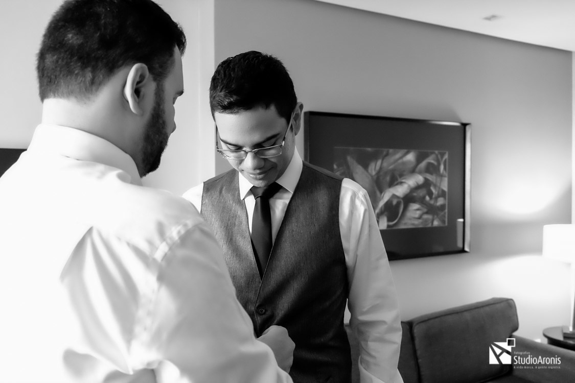 Noivos se arrumando no dia do casamento - fotos em preto e branco