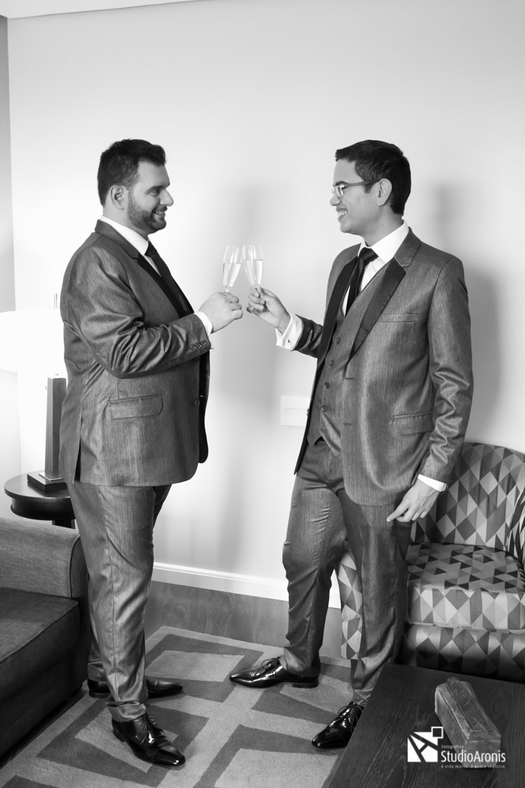 Casamento Lgbt - Fotos dos noivos - Making Of - PB - Preto e Branco - Brinde