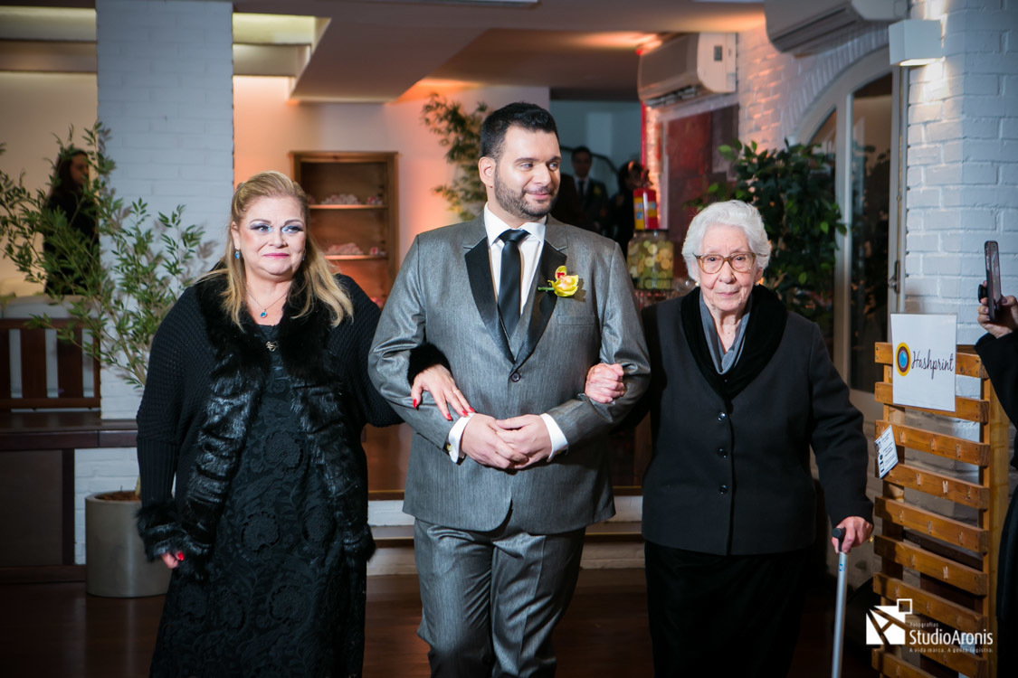 Entrada do noivo com mãe e avó - Casamento LGBT - Casamento Homoafetivo - Casamento Gay