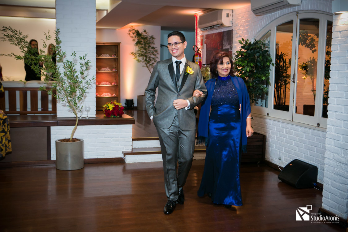 Entrada do noivo com mãe - Casamento LGBT - Casamento Homoafetivo - Casamento Gay