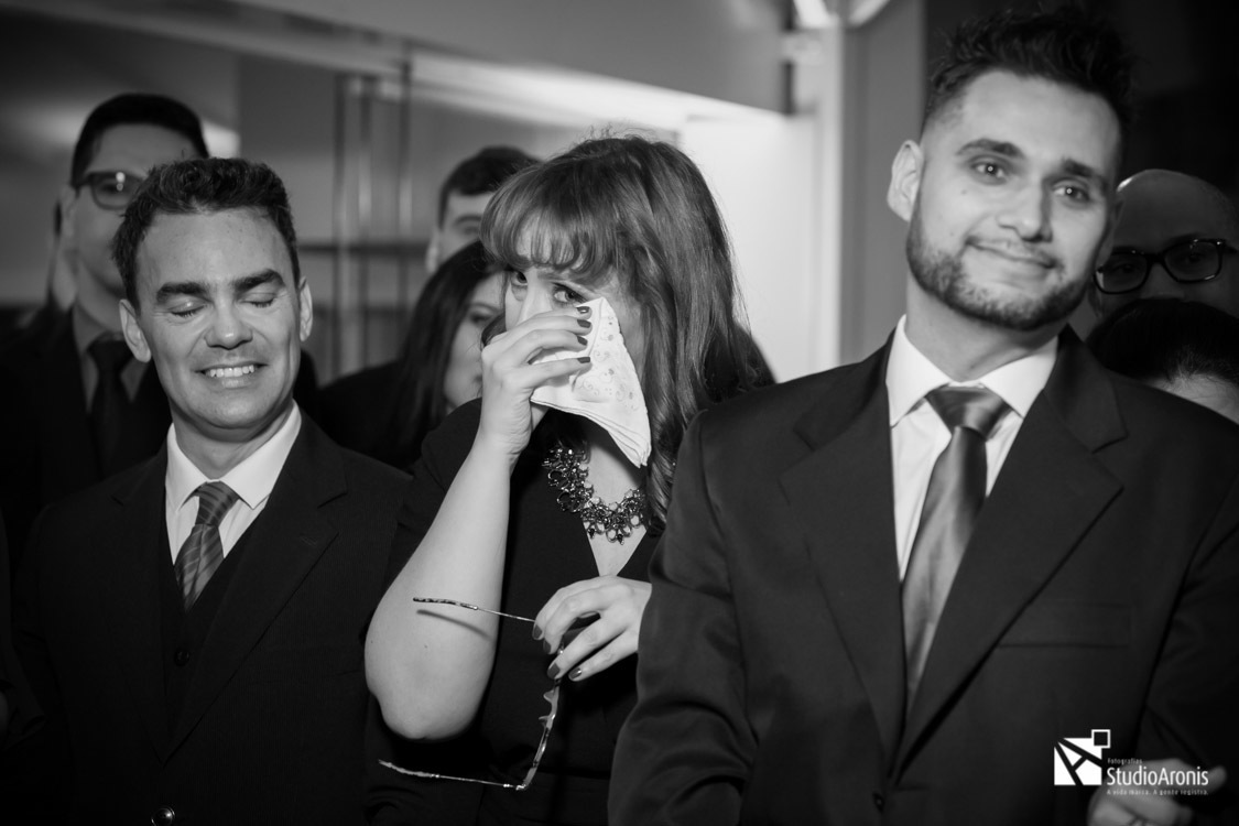 Madrinha chorando - emoção na cerimônia de casamento