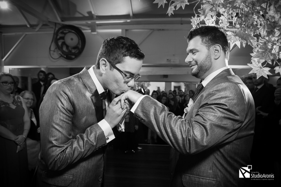 Emoção na troca de alianças em casamento homoafetivo