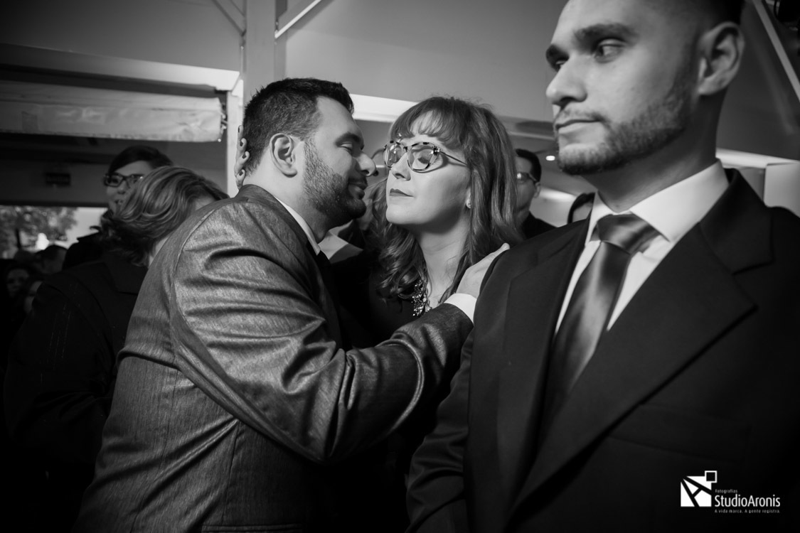 Momentos emocionantes e abraços na cerimônia de casamento.