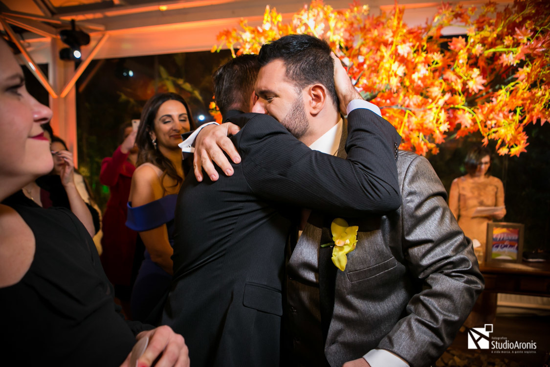 abraços na cerimônia de casamento.