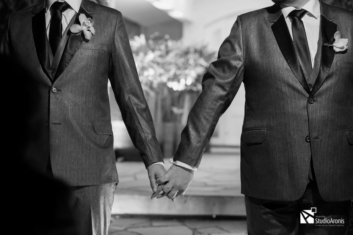 Casamento Gay - Casamento LGBT - Casamento homoafetivo - Foto PB - Noivos de mãos dadas - Ternos iguais - Traje igual noivos