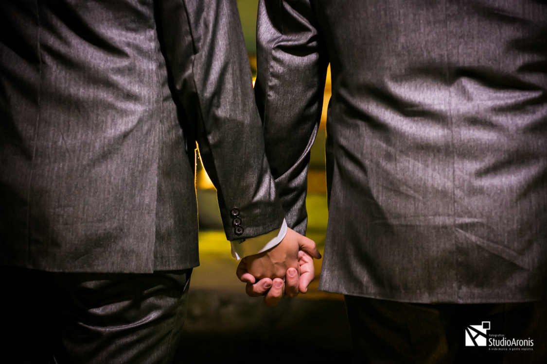 Casamento Gay - Casamento LGBT - Casamento homoafetivo - Foto PB - Noivos de mãos dadas - Ternos iguais - Traje igual noivos