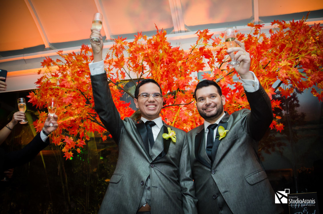 Brinde dos noivos - noivo e noivo - Mesmo traje - Folhas Canadenses 