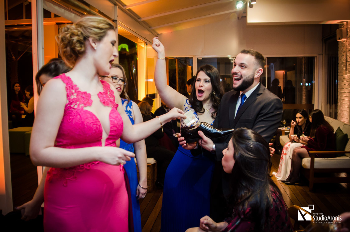 Padrinhos passando o sapato durante festa de casamento