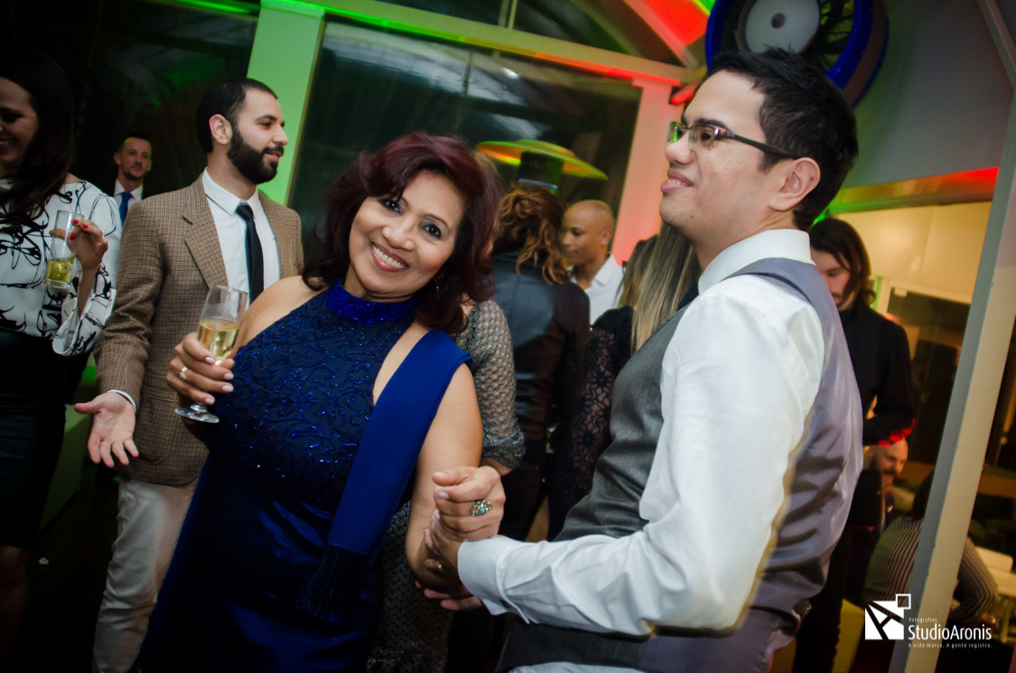 Noivo dançando com a mãe