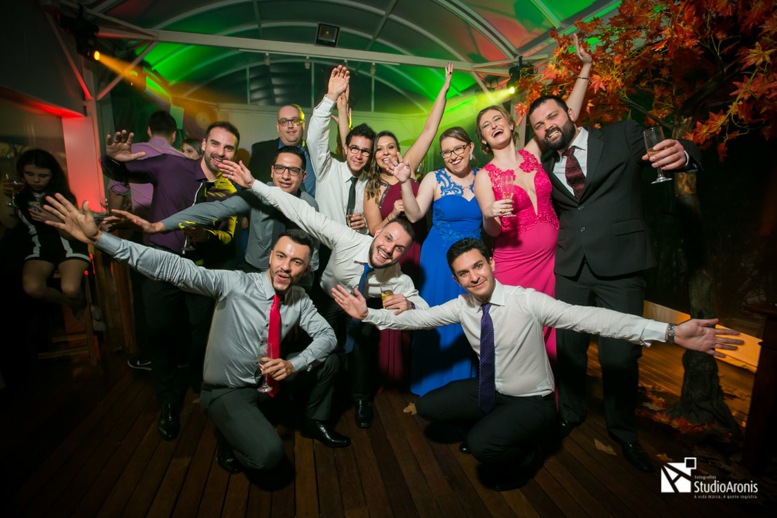 Fotos divertidas com convidados em casamento - Studio Aronis Fotografias