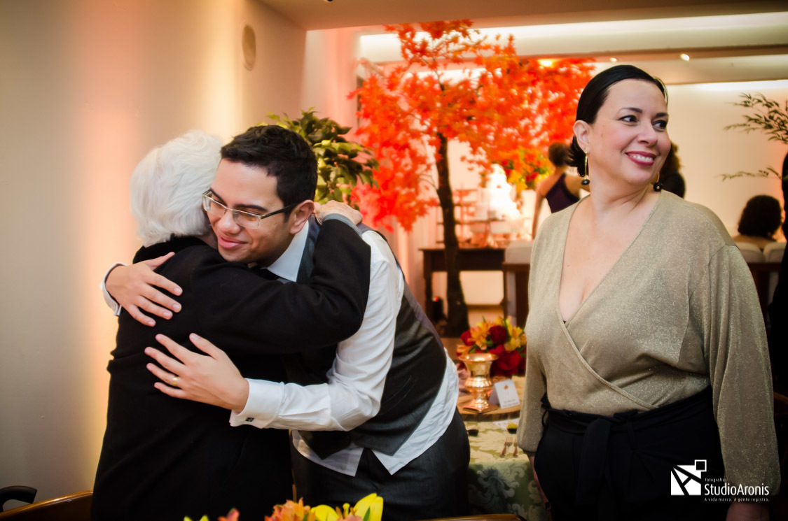 Noivo cumprimentando a avó