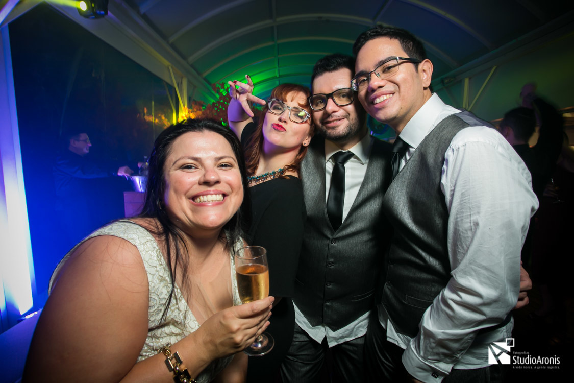 Fotos divertidas dos noivos com convidados em casamento 