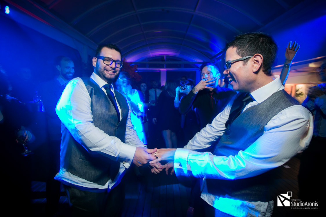 Noivos dançando na festa de casamento