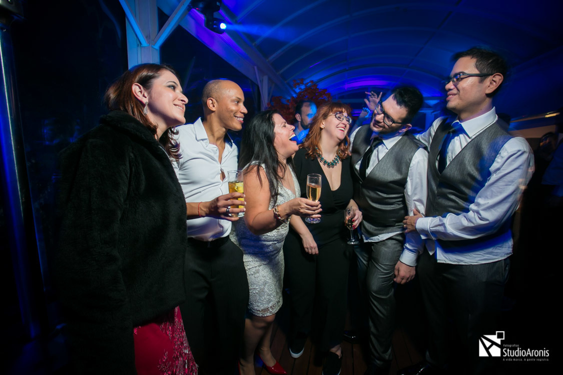 Fotos divertidas dos noivos com convidados em casamento 