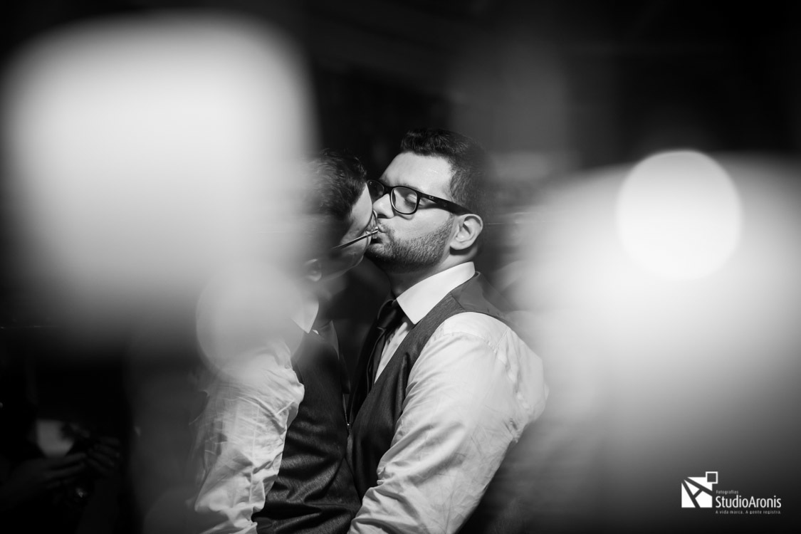 Foto do beijo casamento homo afetivo - festas de casamento - Studio Aronis Fotografias -  