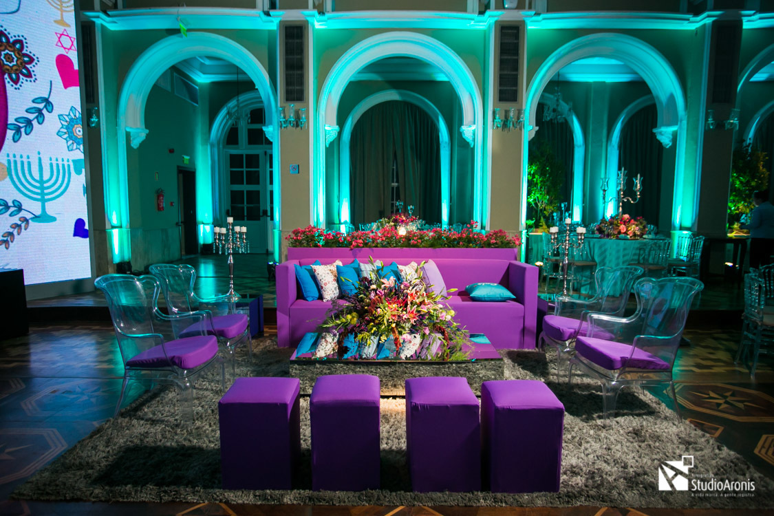 Festa de Bat Mitzvah - Alla e Suanni Finkelstein - Alla Festas e Eventos - Leopoldina Juvenil - Porto Alegre - Flores - Lounge - Puffs e Sofá Roxo - Iluminação Azul
