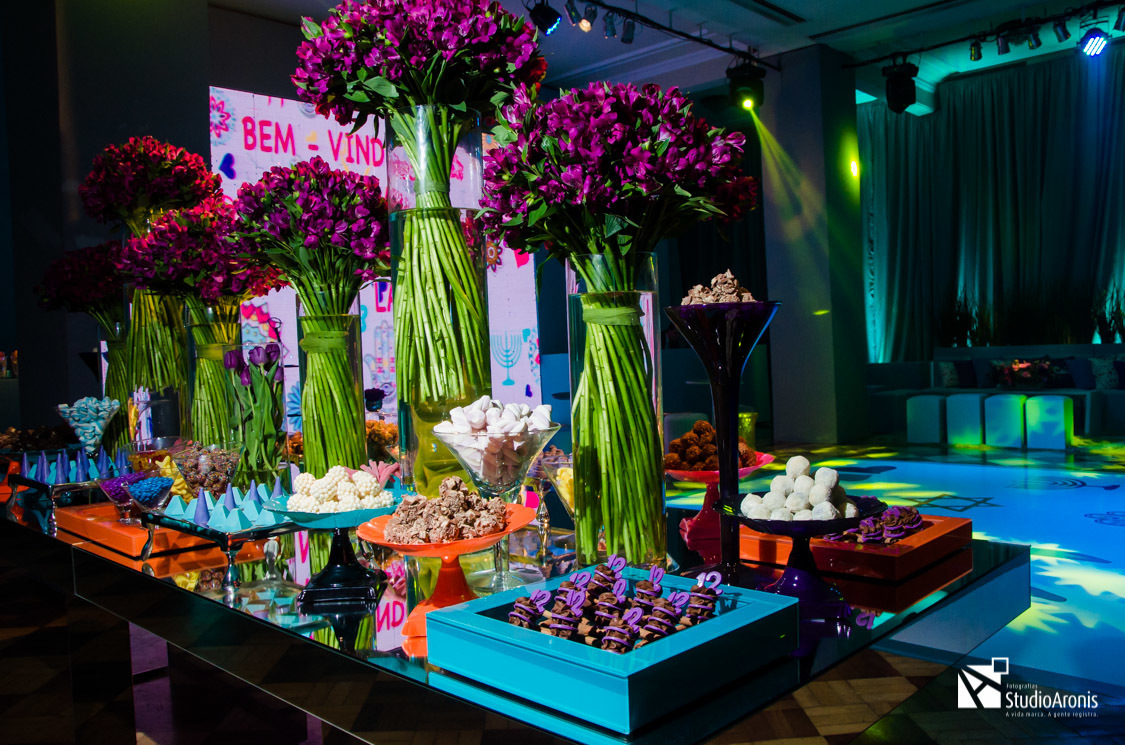 Festa de Bat Mitzvah - Alla e Suanni Finkelstein - Alla Festas e Eventos - Leopoldina Juvenil - Porto Alegre - Flores - Mesa Decorada - Mesa de Doces - Docinhos Personalizados - Telão de Led - Pista Personalizada