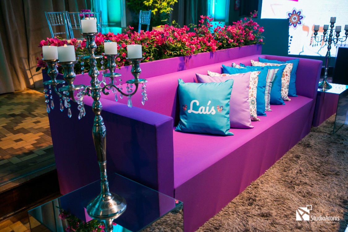 Festa de Bat Mitzvah - Alla e Suanni Finkelstein - Alla Festas e Eventos - Leopoldina Juvenil - Porto Alegre - Flores - Lounge - Puffs e Sofá Roxo - Castiçal de Velas - Almofadas Personalizadas