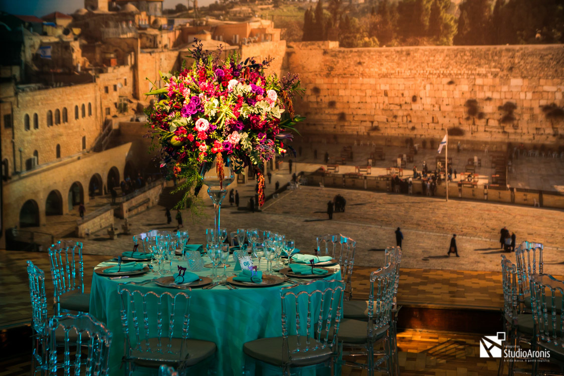 Mesa decorada de bat mitzvah em frente ao painel com fotografia de Israel - Muro das Lamentações - Kotel - Festa Judaica - Alla Festas e Eventos - Suanni Finkelstein - Leopoldina Juvenil
