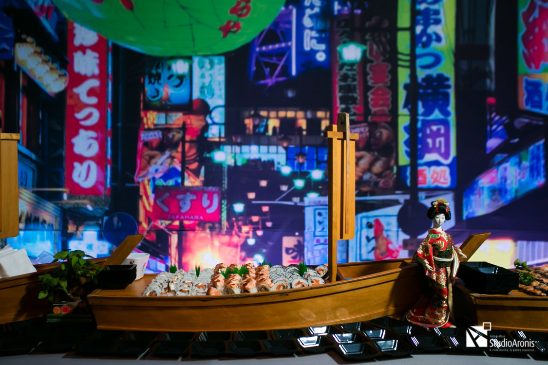 Ilha japonesa de sushi com decoração exclusiva do japão em festa de bat mitzvah em porto alegre rs brasil - alla festas e eventos