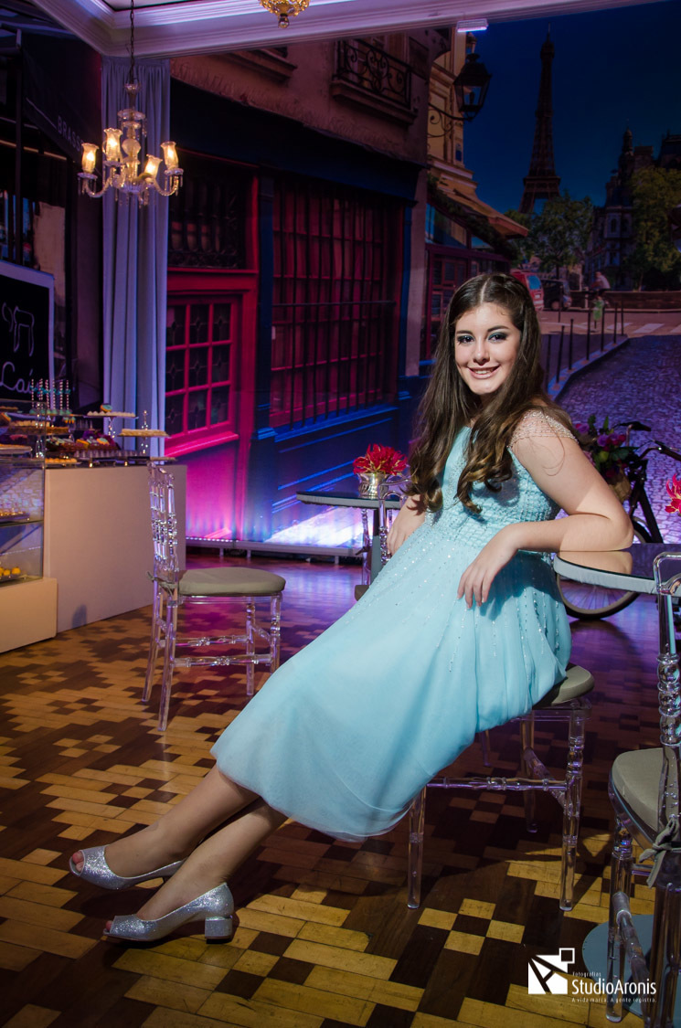 fotos posadas de bat mitzvah - poses - vestido azul - sapato prateado