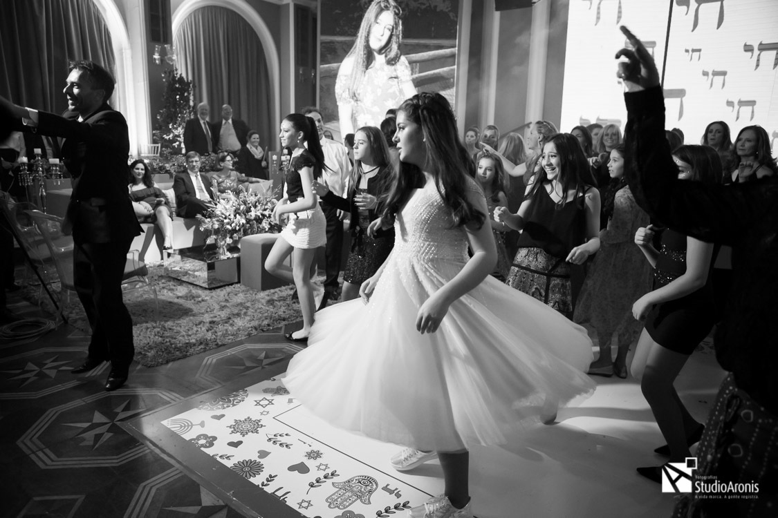  danças judaicas em bat mitzvah - fotografia em preto e branco - studio aronis - pista personalizada