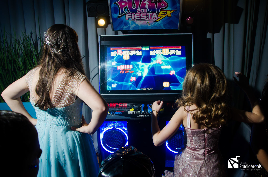Jogos eletrônicos em festa de bat mitzvah