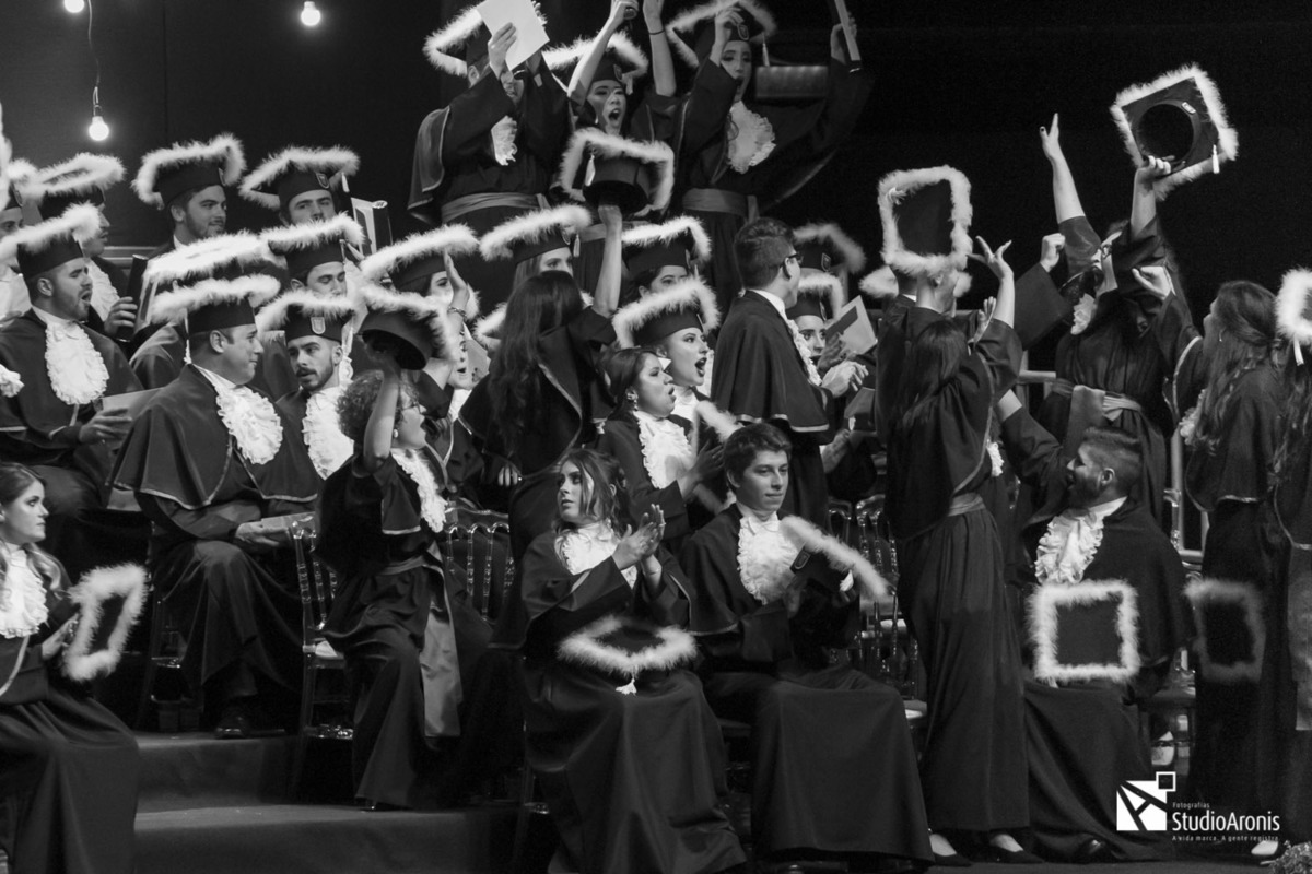 Foto Jornalismo em Formaturas - Formanda sendo chamada - Fotografia em preto e branco