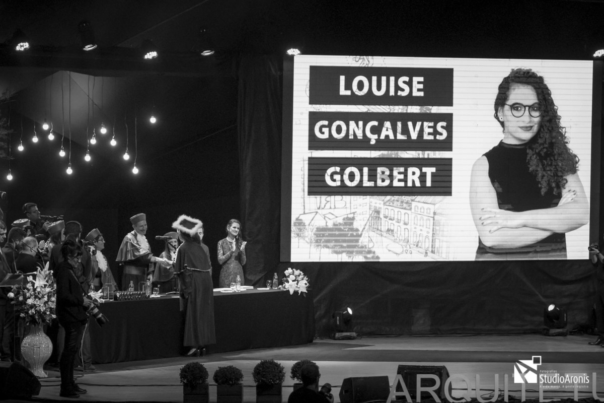 Foto Jornalismo em Formaturas - Formanda sendo chamada - Fotografia em preto e branco